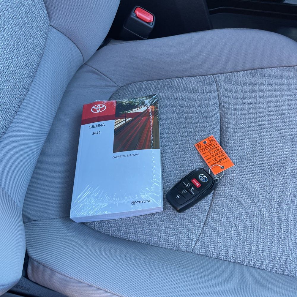 2025 Toyota Sienna LE 8-Passenger