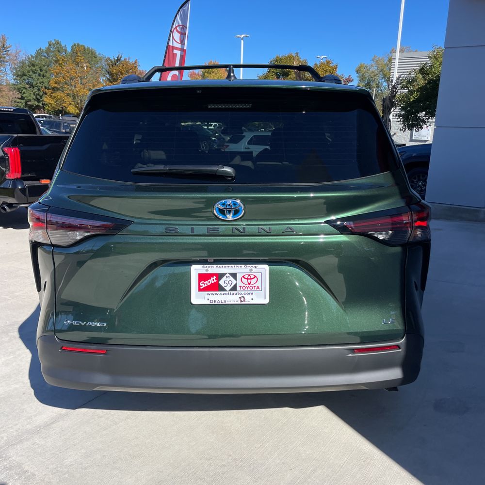 2025 Toyota Sienna LE 8-Passenger
