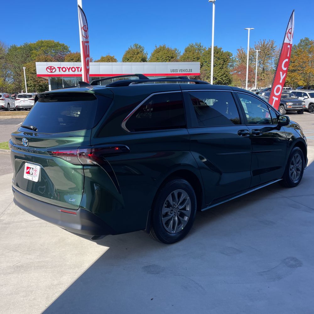 2025 Toyota Sienna LE 8-Passenger