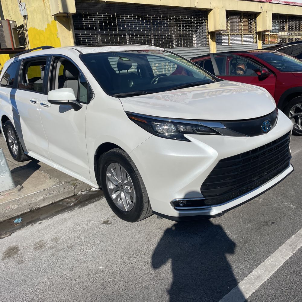 2024 Toyota Sienna XLE 8-Passenger