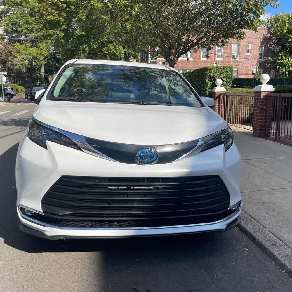 2024 Toyota Sienna XLE 8-Passenger