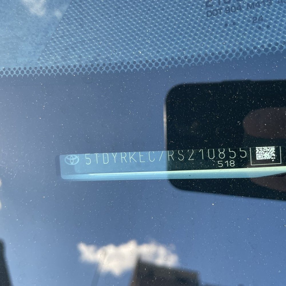 2024 Toyota Sienna XLE 8-Passenger