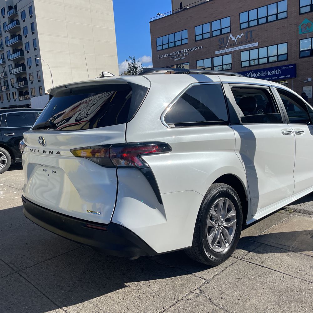 2024 Toyota Sienna XLE 8-Passenger