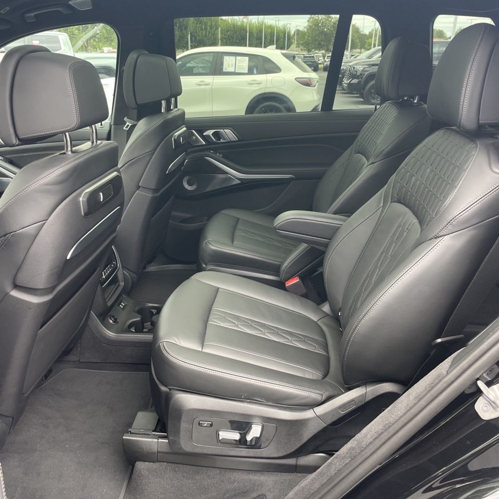 2025 BMW X7 M60i