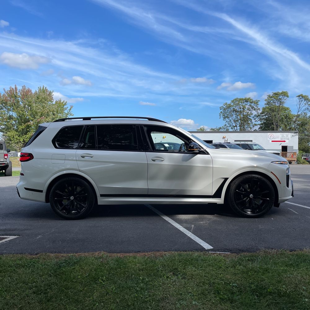2023 BMW X7 M60i