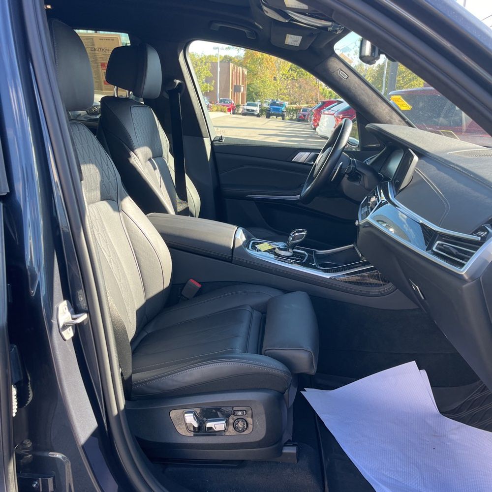 2022 BMW X7 M50i