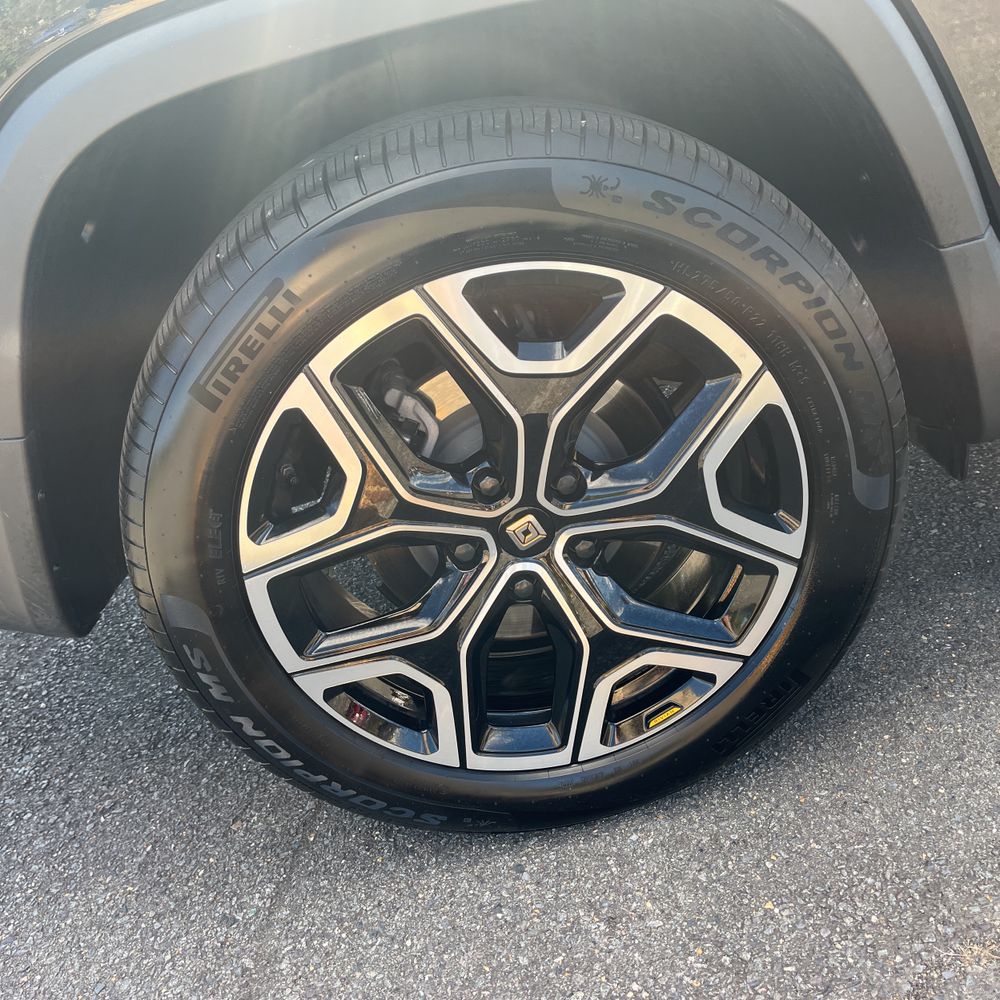 2025 Rivian R1T Adventure Dual-Motor