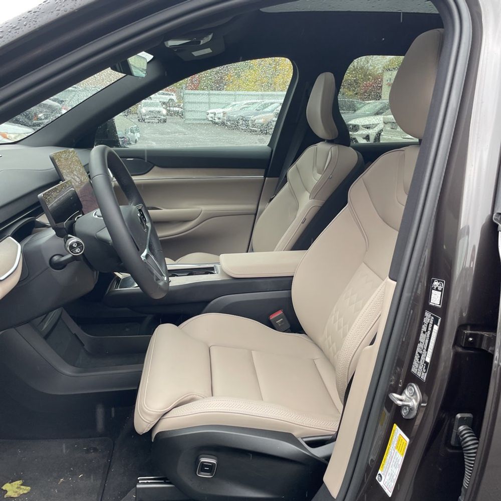 2025 Volvo EX90 Plus