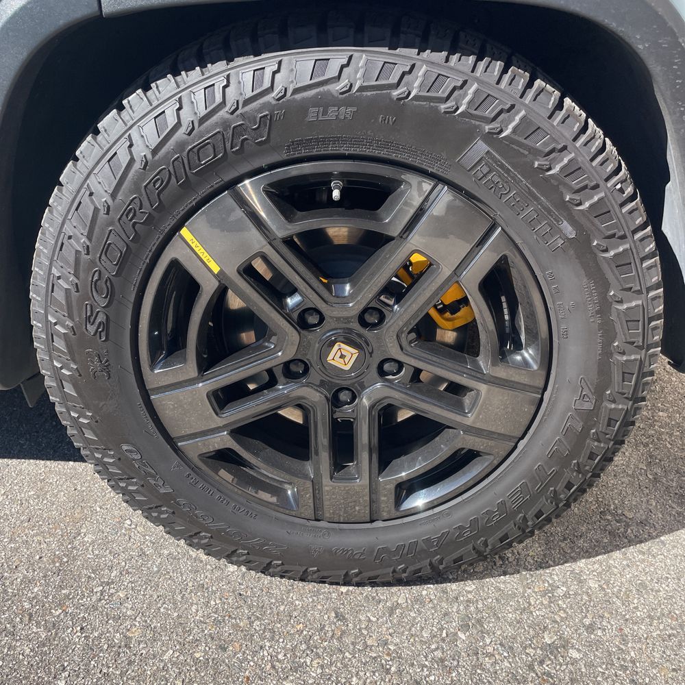 2023 Rivian R1S Adventure Quad-Motor