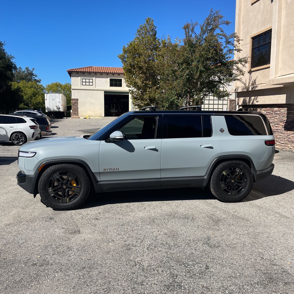 2023 Rivian R1S Adventure Quad-Motor