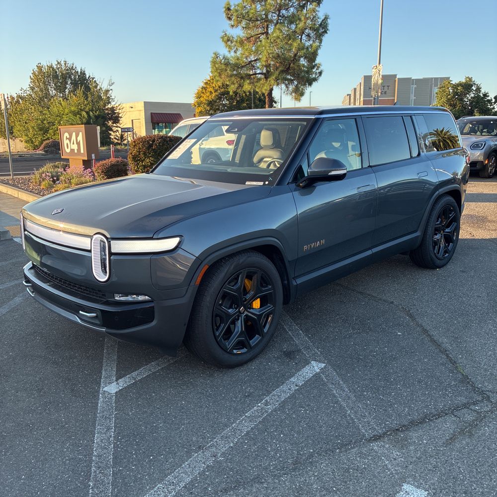 2023 Rivian R1S Adventure Quad-Motor