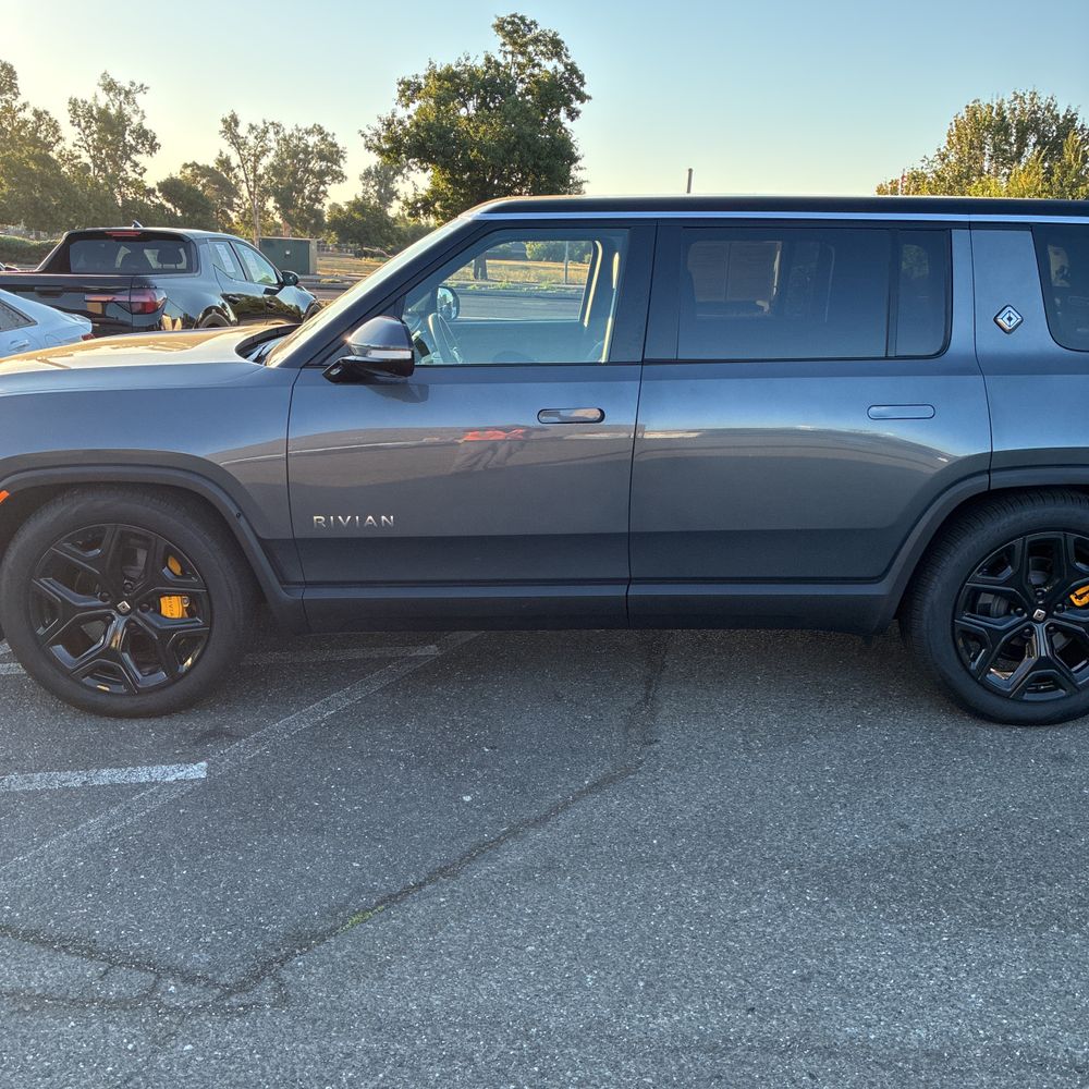 2023 Rivian R1S Adventure Quad-Motor
