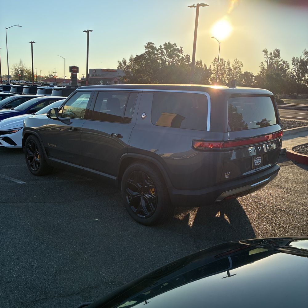 2023 Rivian R1S Adventure Quad-Motor