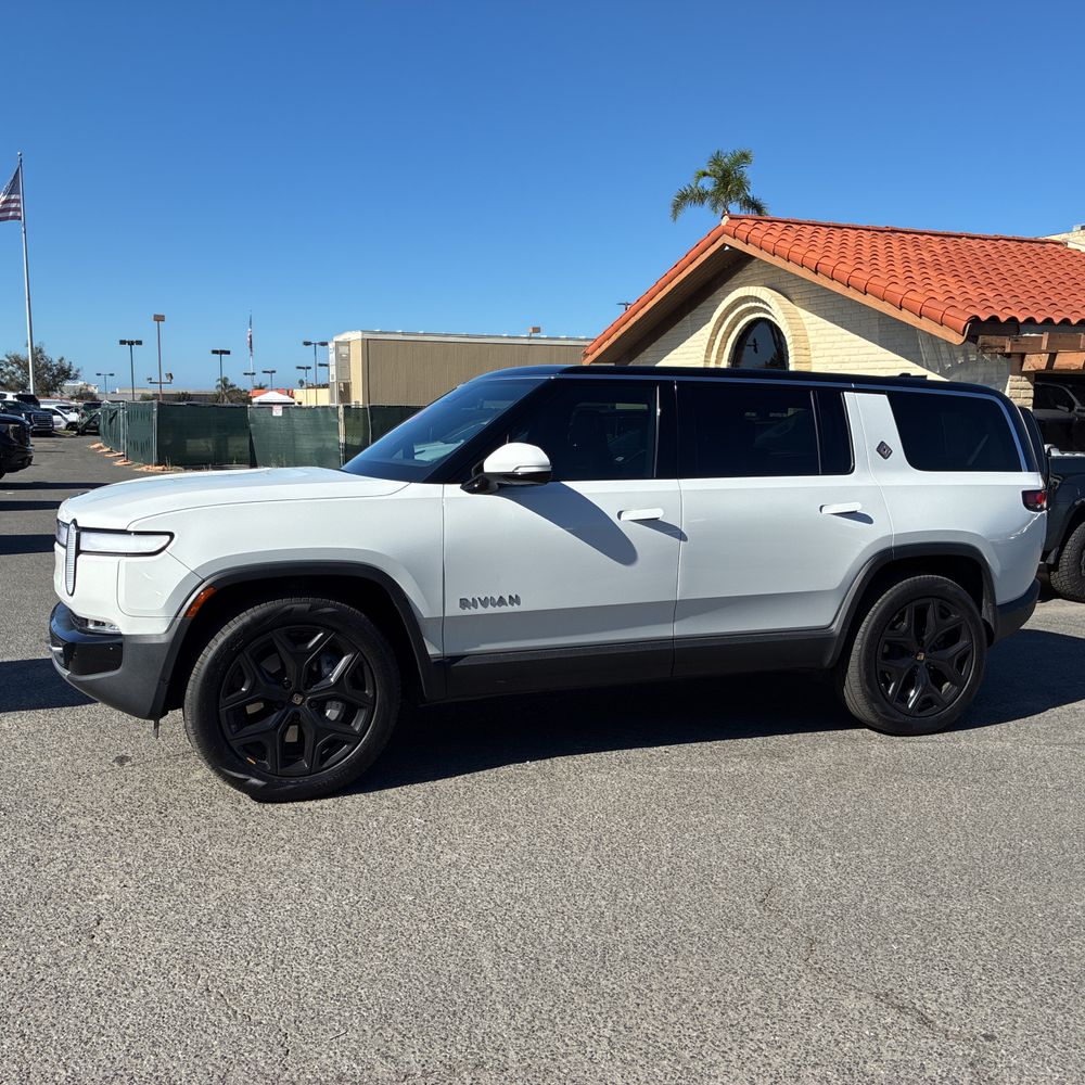 2023 Rivian R1S Adventure Dual-Motor