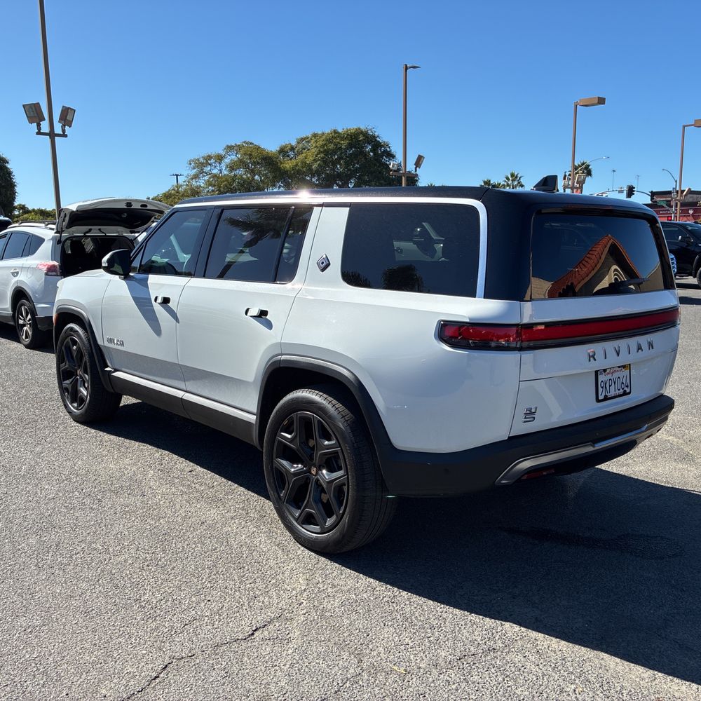 2023 Rivian R1S Adventure Dual-Motor