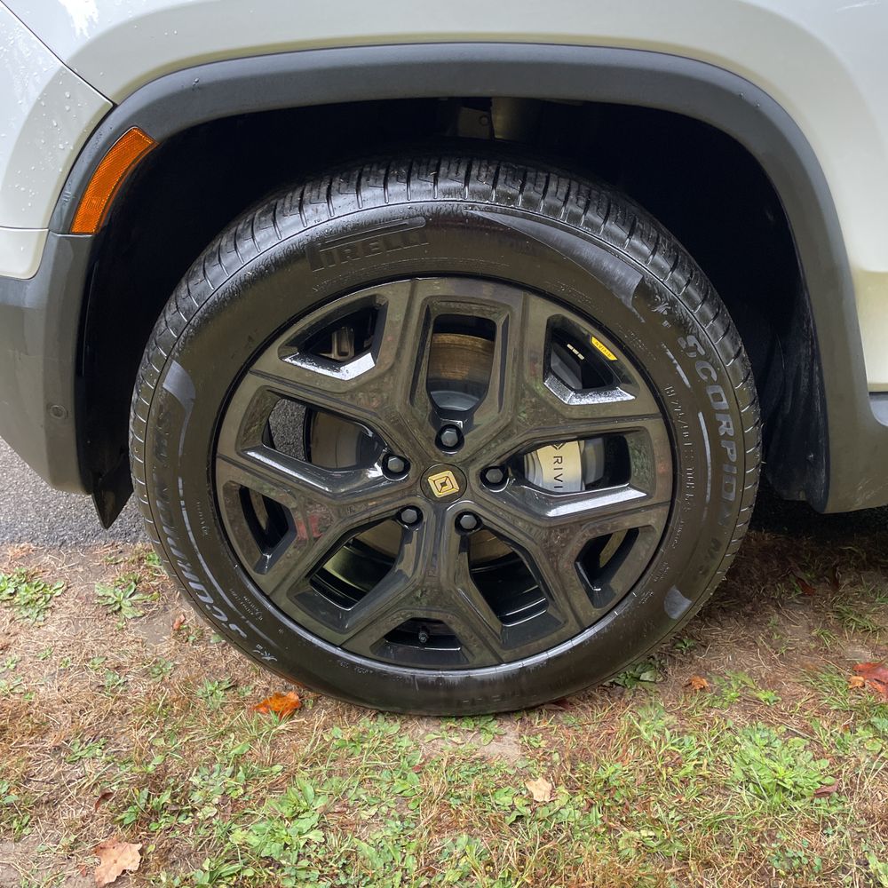 2025 Rivian R1S Adventure Dual-Motor