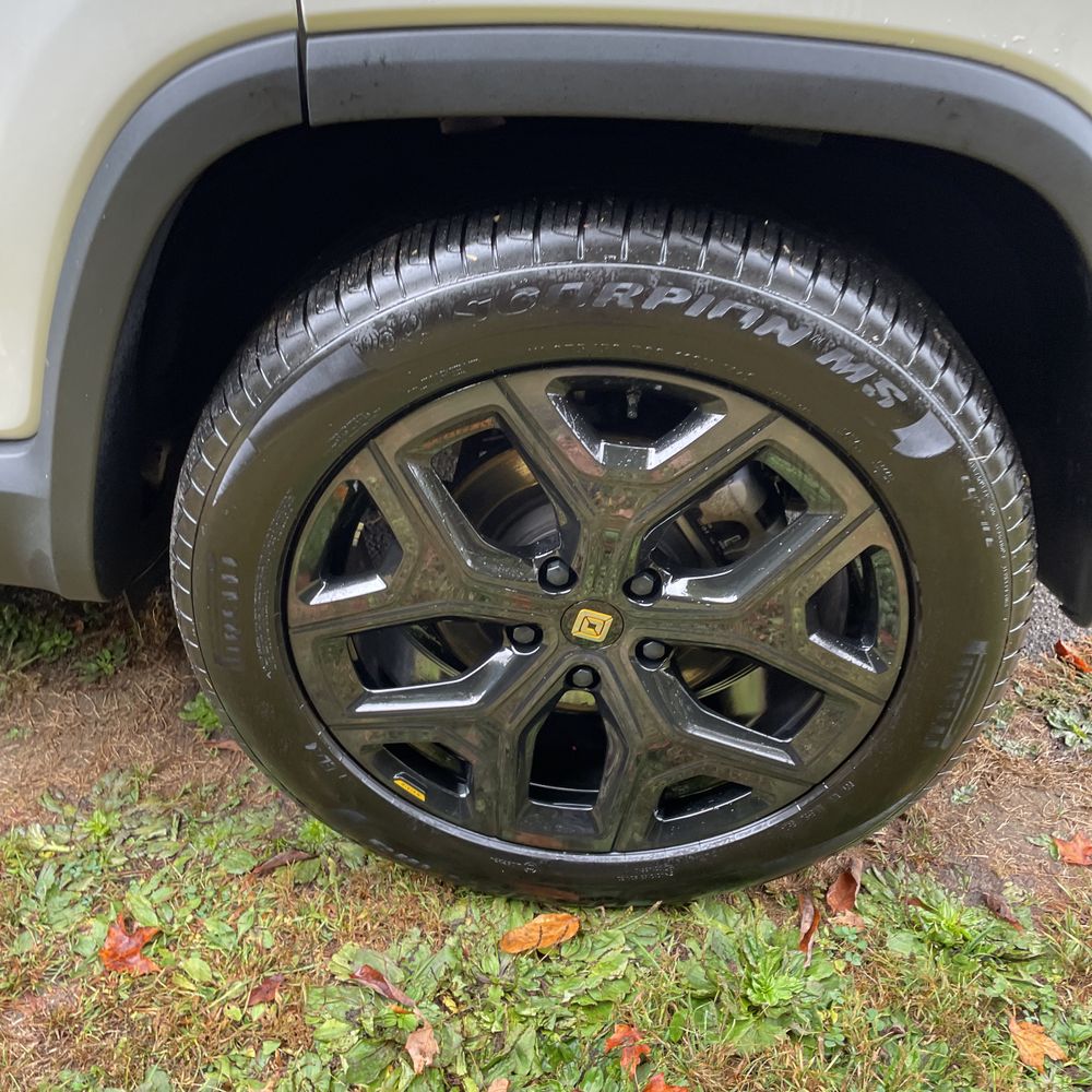 2025 Rivian R1S Adventure Dual-Motor