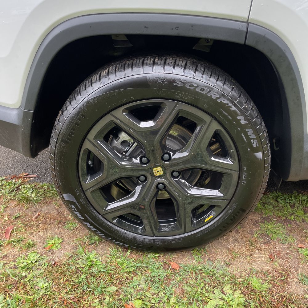 2025 Rivian R1S Adventure Dual-Motor