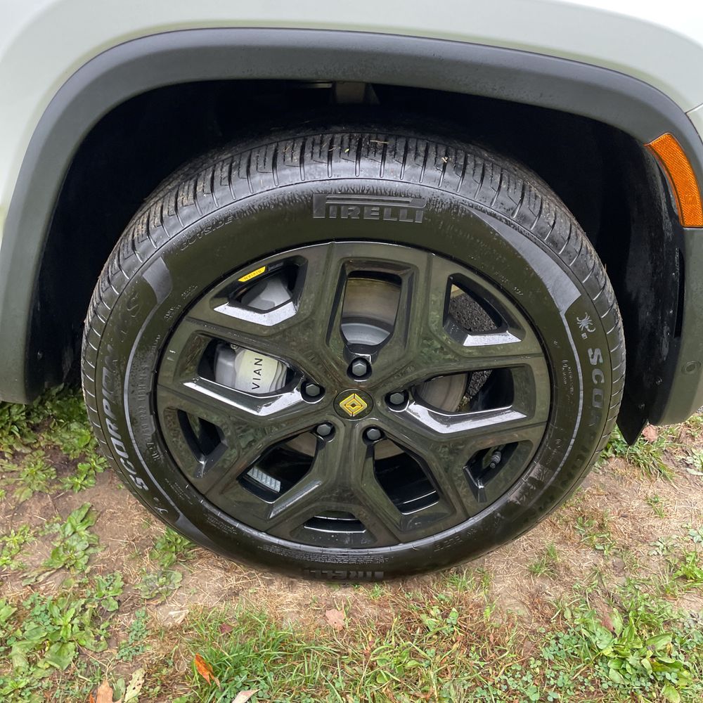 2025 Rivian R1S Adventure Dual-Motor