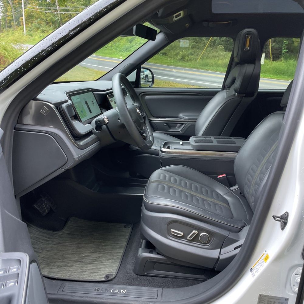 2025 Rivian R1S Adventure Dual-Motor
