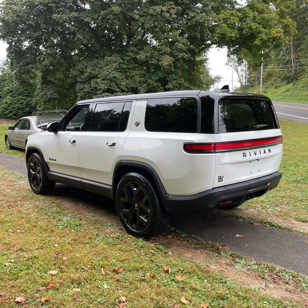 2025 Rivian R1S Adventure Dual-Motor