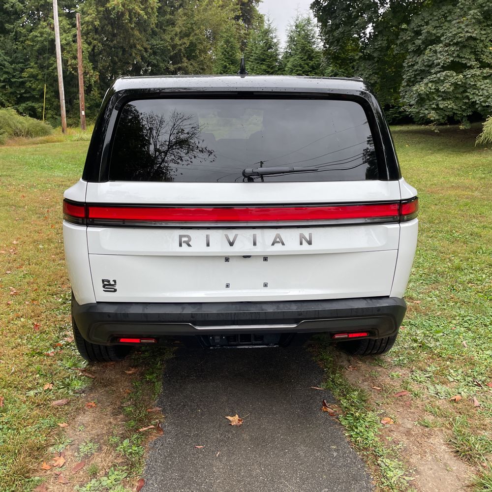 2025 Rivian R1S Adventure Dual-Motor