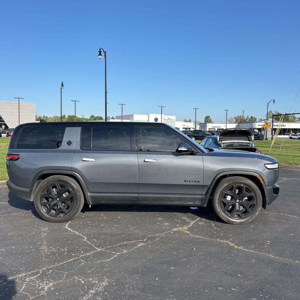 2024 Rivian R1S Adventure Dual-Motor