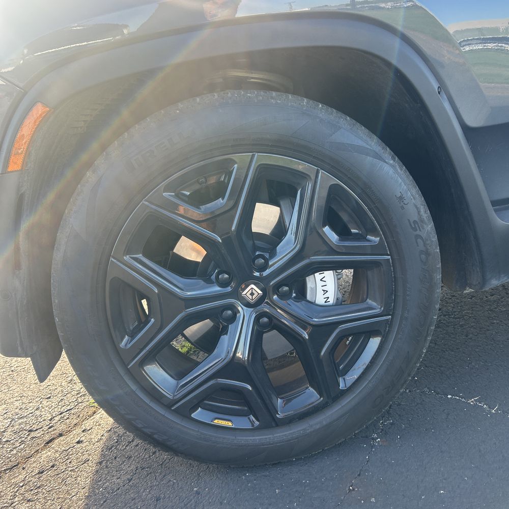 2024 Rivian R1S Adventure Dual-Motor