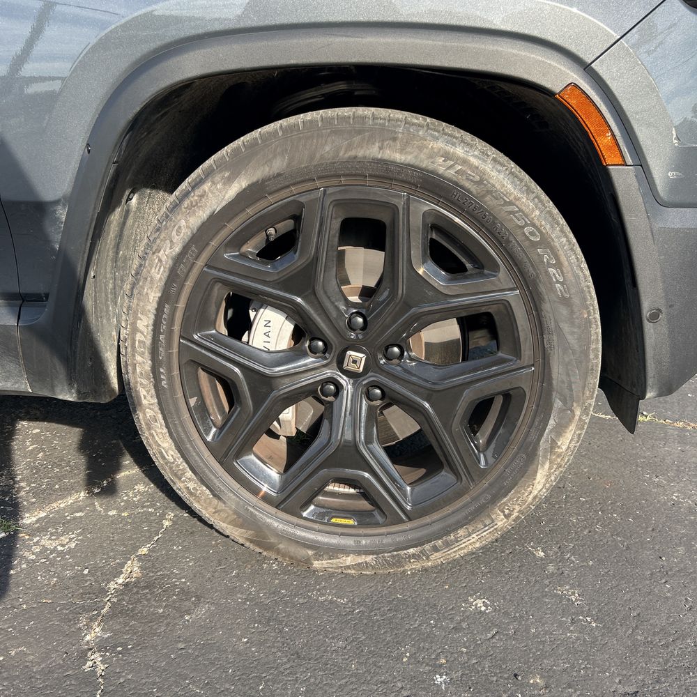 2024 Rivian R1S Adventure Dual-Motor