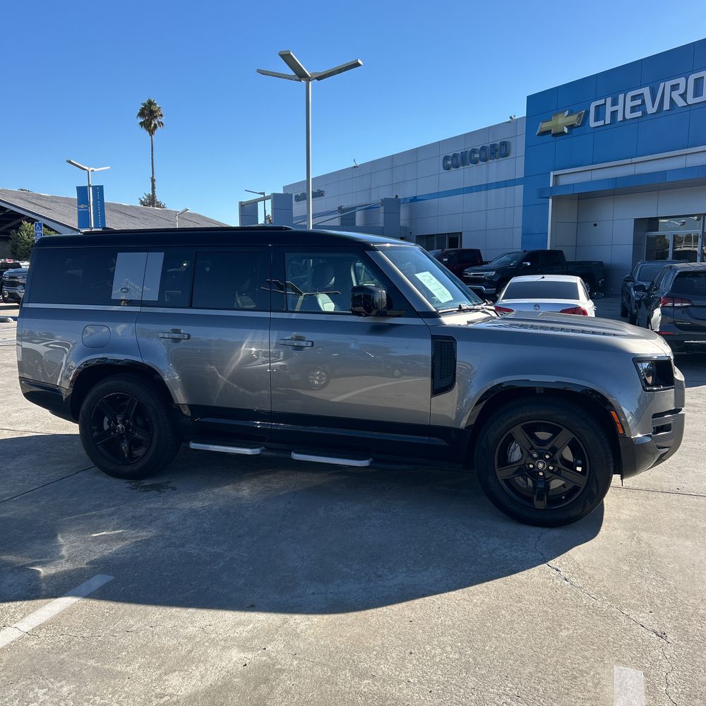 2023 Land Rover Defender 130 X-Dynamic SE