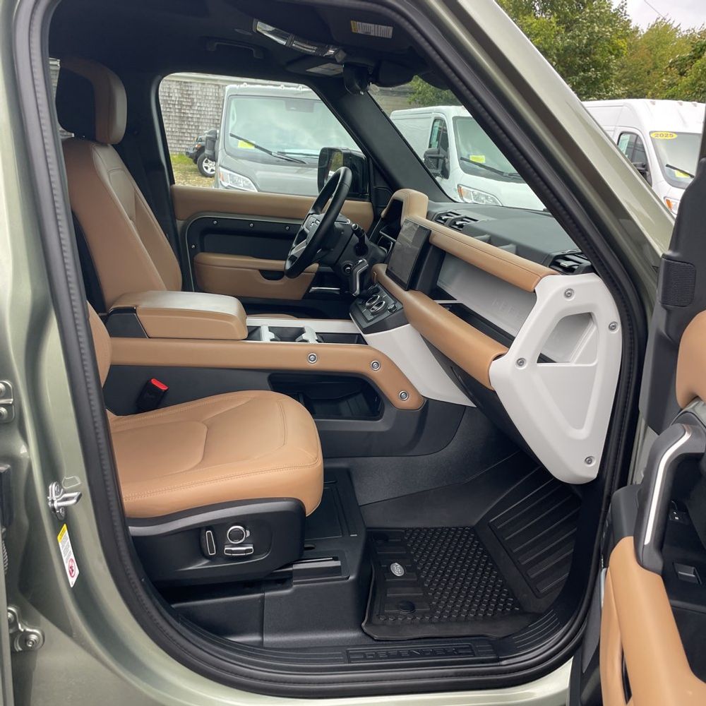 2025 Land Rover Defender 130 X-Dyn SE P400