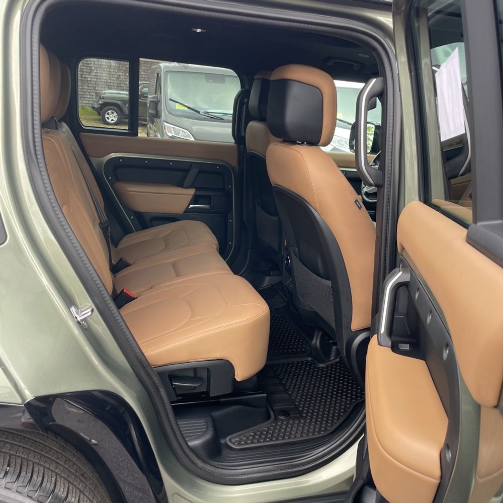 2025 Land Rover Defender 130 X-Dyn SE P400