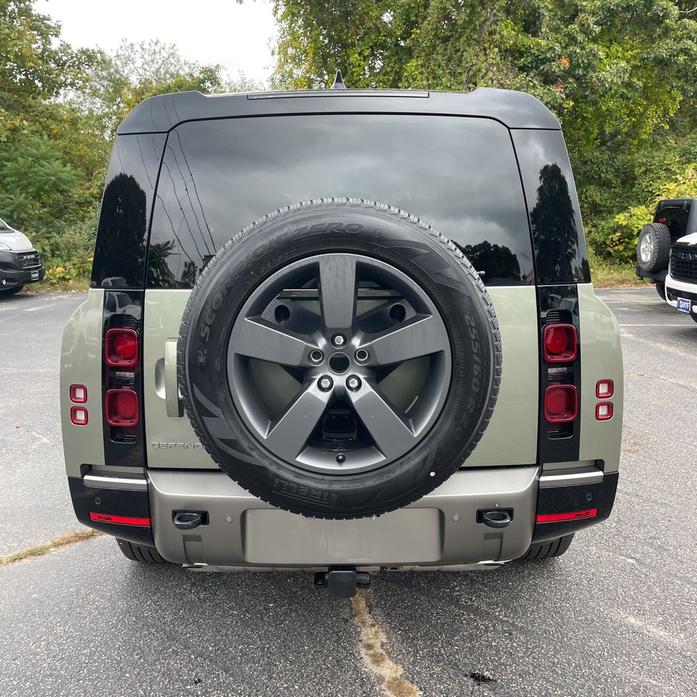 2025 Land Rover Defender 130 X-Dyn SE P400