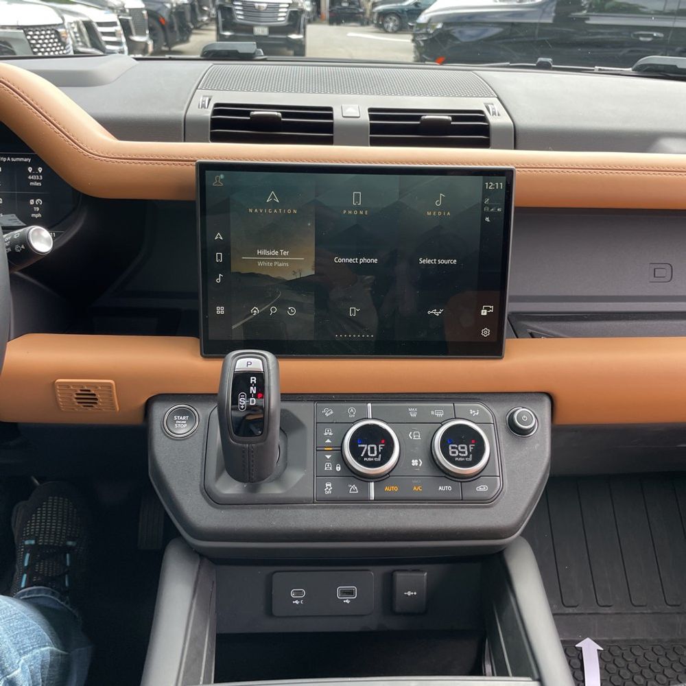 2024 Land Rover Defender 130 X-Dyn SE P400