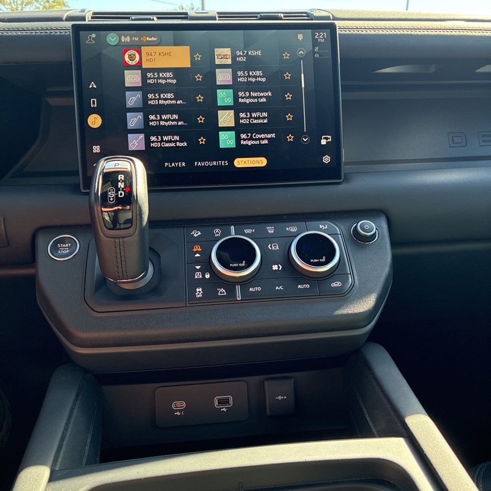 2024 Land Rover Defender 130 X-Dyn SE P400