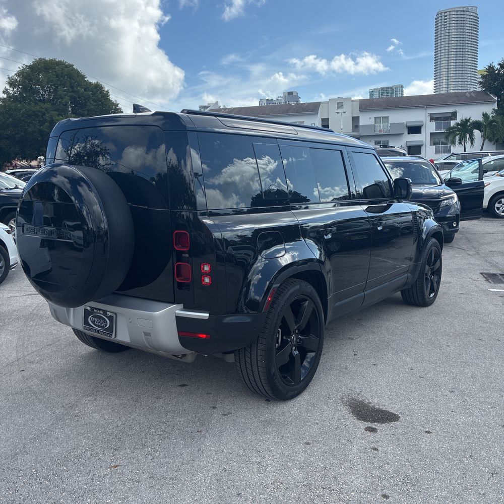 2024 Land Rover Defender 110 S P400