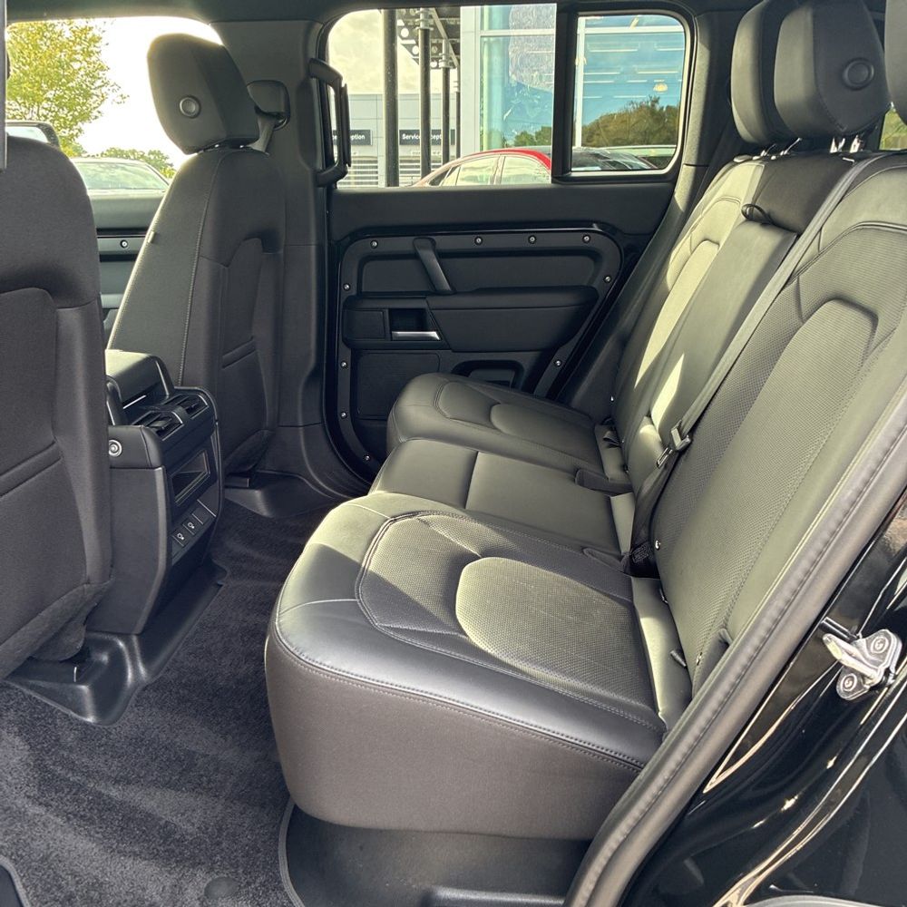 2025 Land Rover Defender 110 S P300