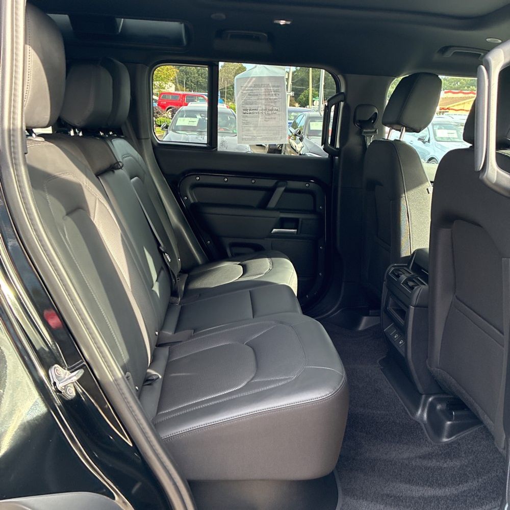 2025 Land Rover Defender 110 S P300