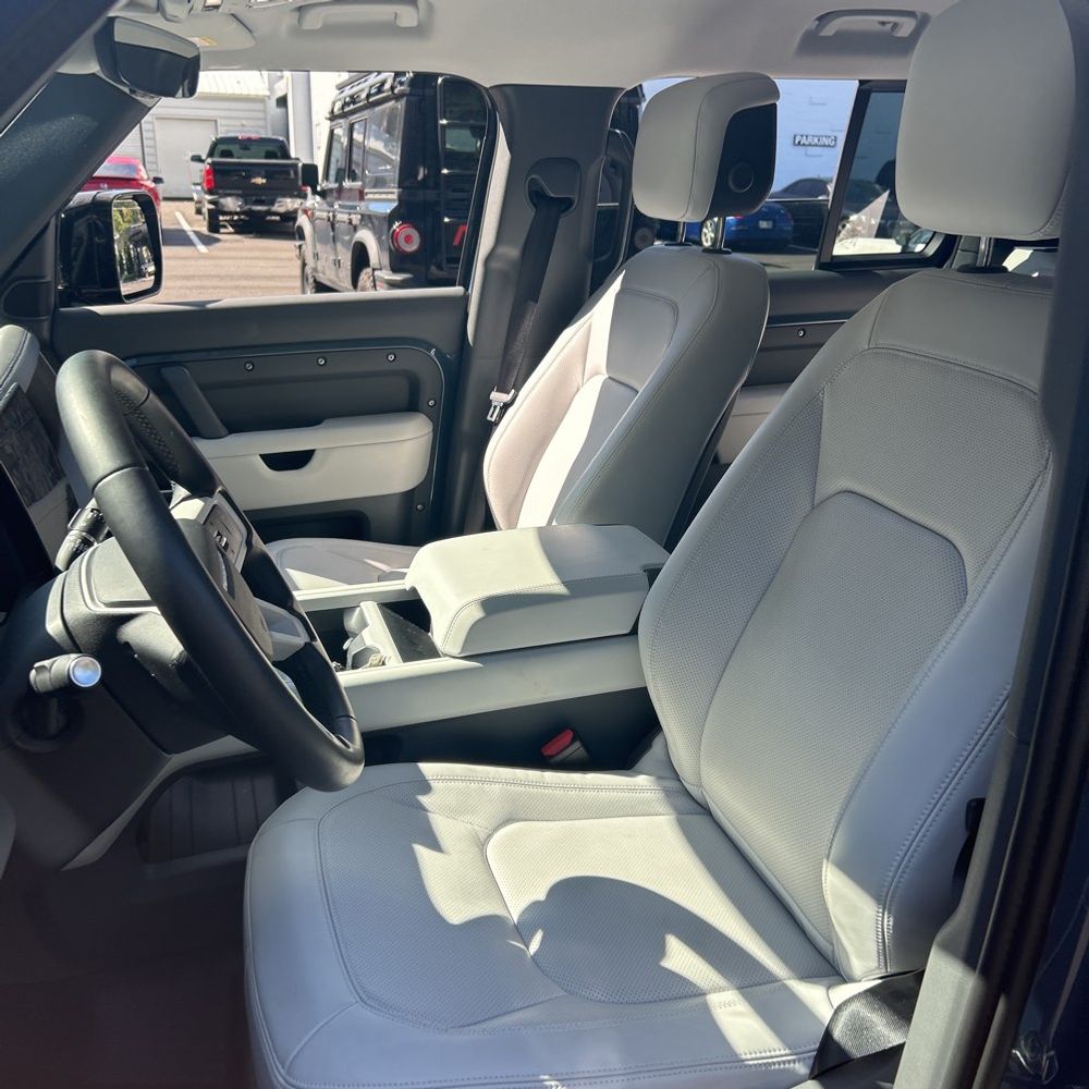 2025 Land Rover Defender 110 S P400