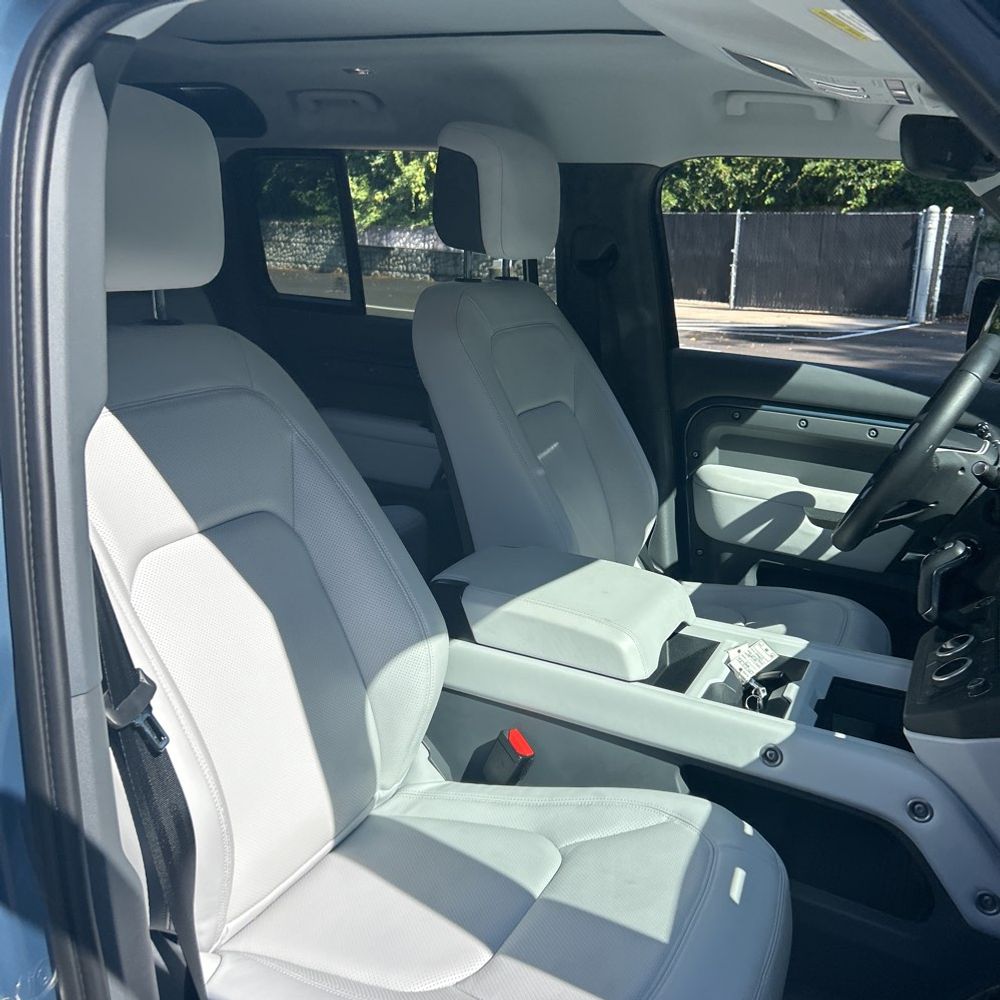 2025 Land Rover Defender 110 S P400