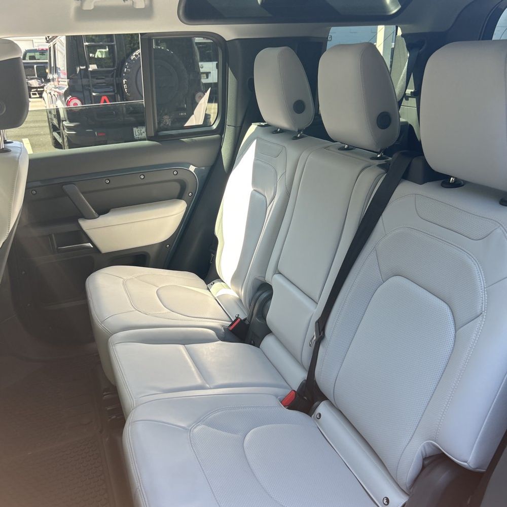 2025 Land Rover Defender 110 S P400