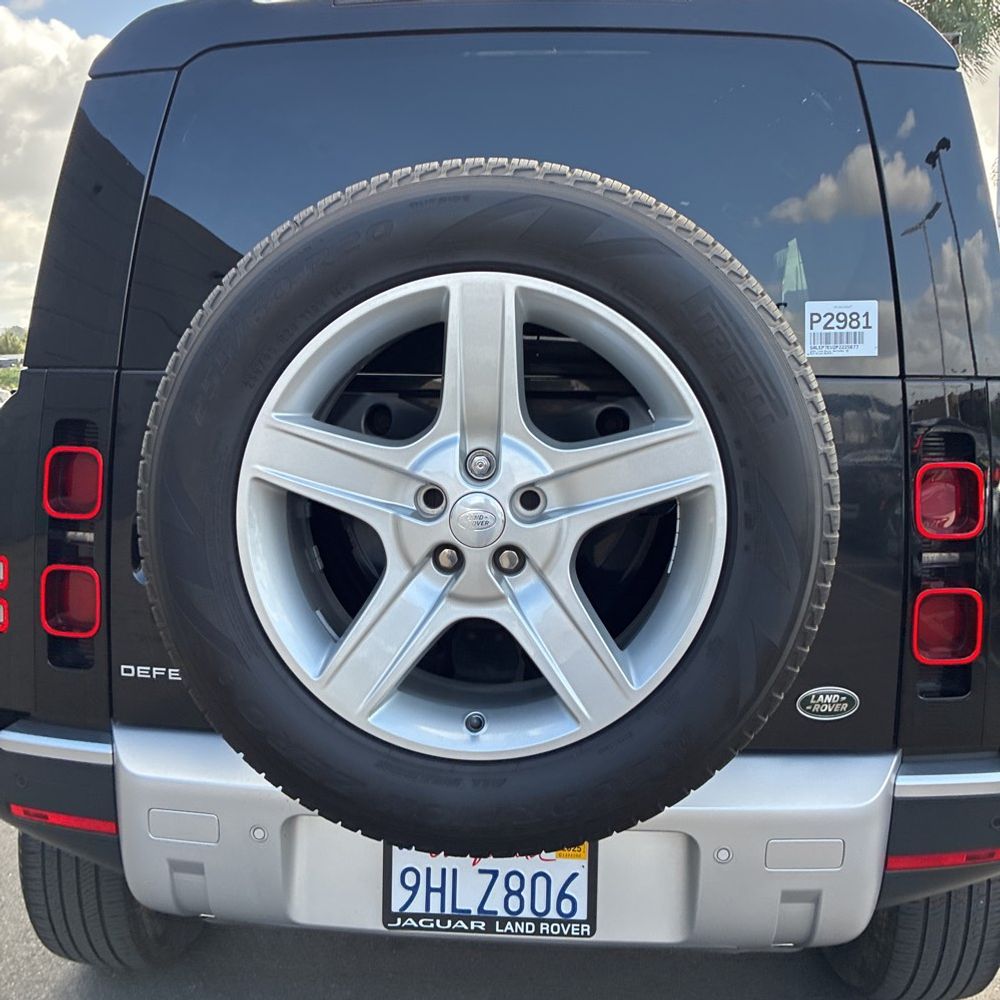 2023 Land Rover Defender 110 SE