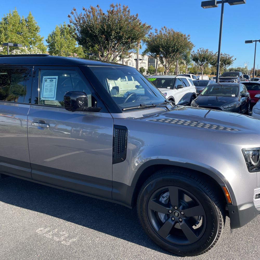 2023 Land Rover Defender 110 SE