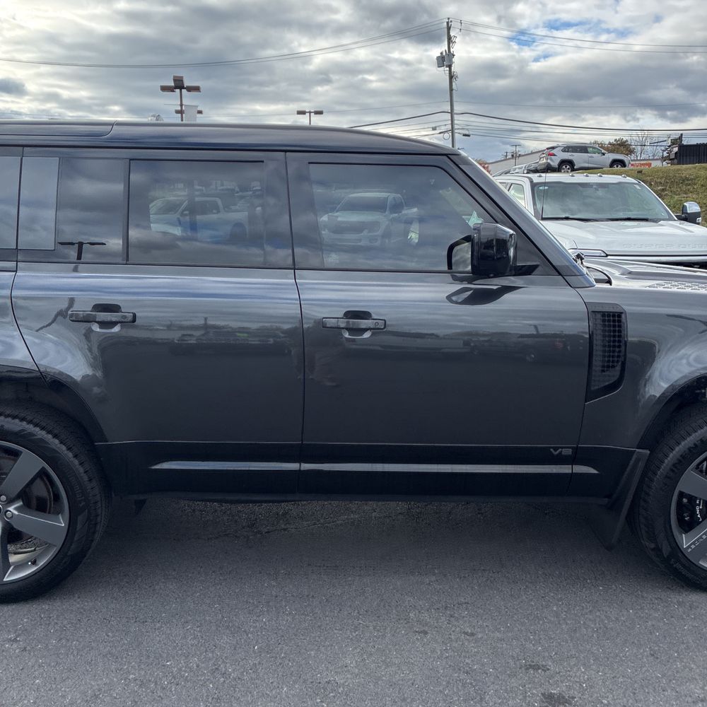 2024 Land Rover Defender 110 Carp Ed V8 P525