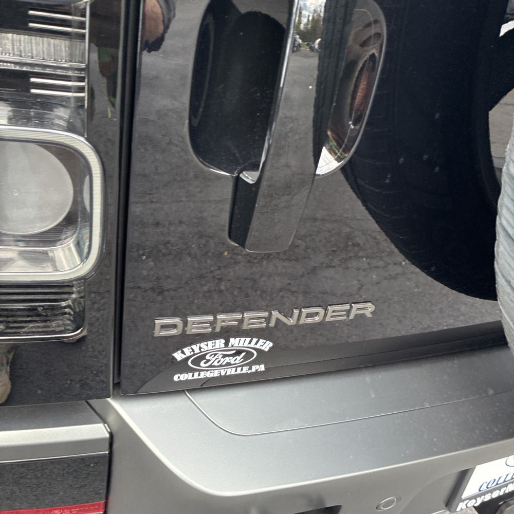 2024 Land Rover Defender 110 Carp Ed V8 P525