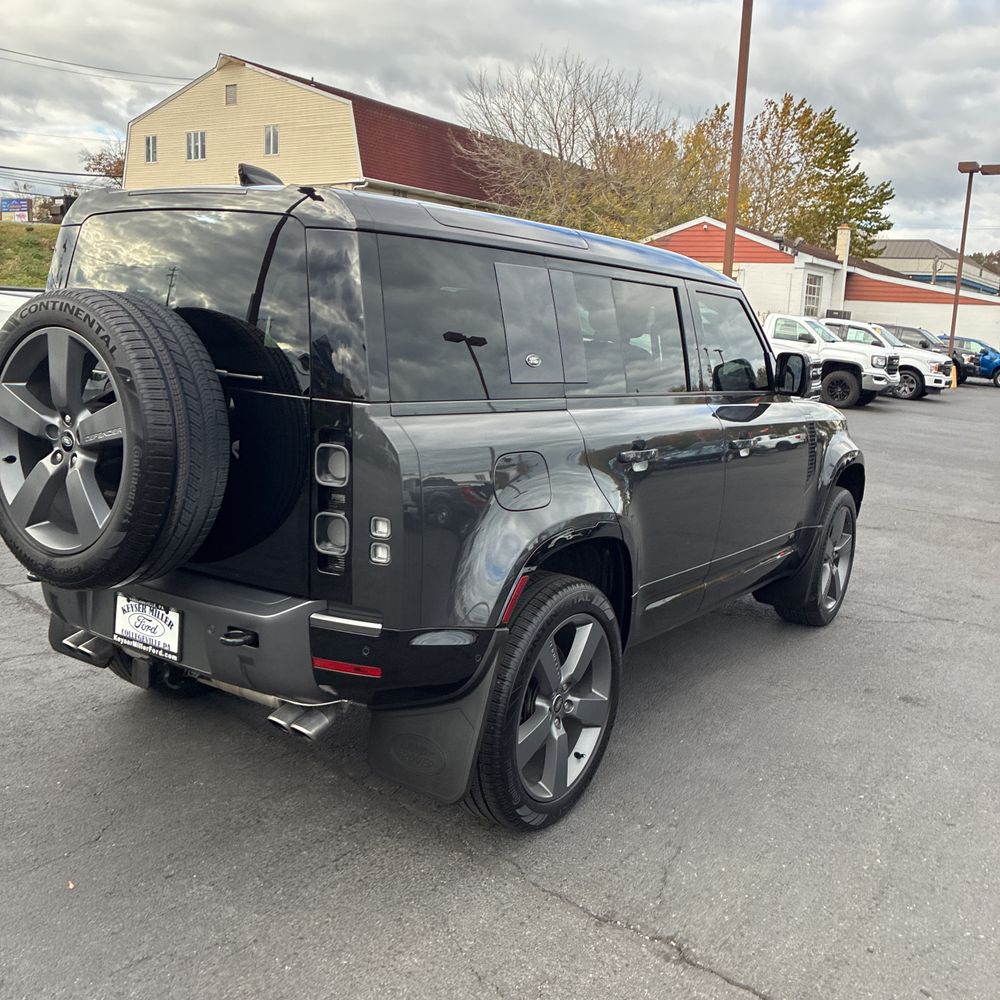 2024 Land Rover Defender 110 Carp Ed V8 P525