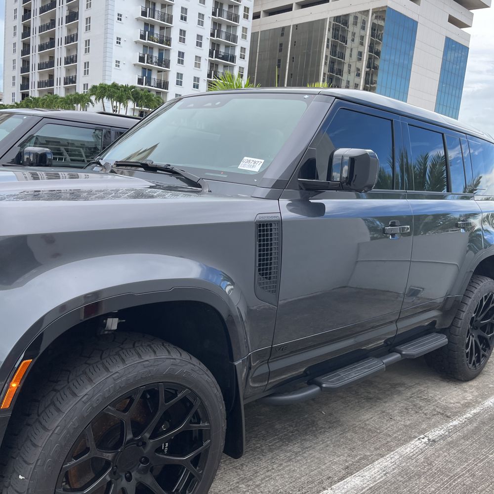 2025 Land Rover Defender 110 V8 P525