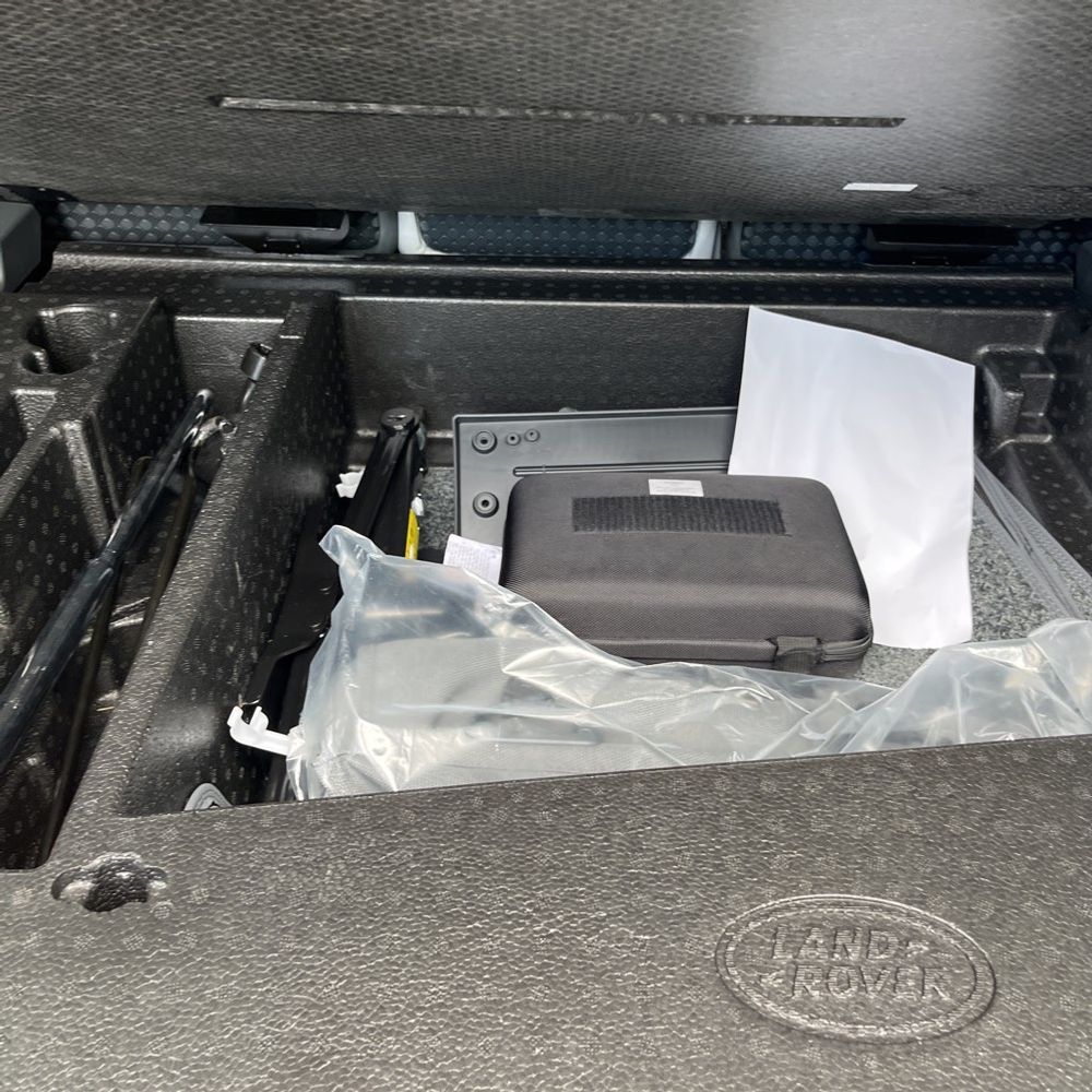 2025 Land Rover Defender 110 V8 P525