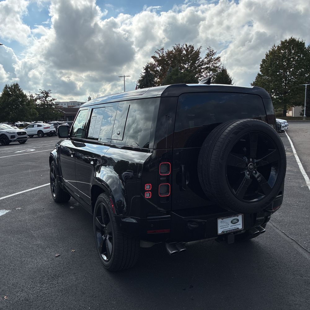 2023 Land Rover Defender 110 V8