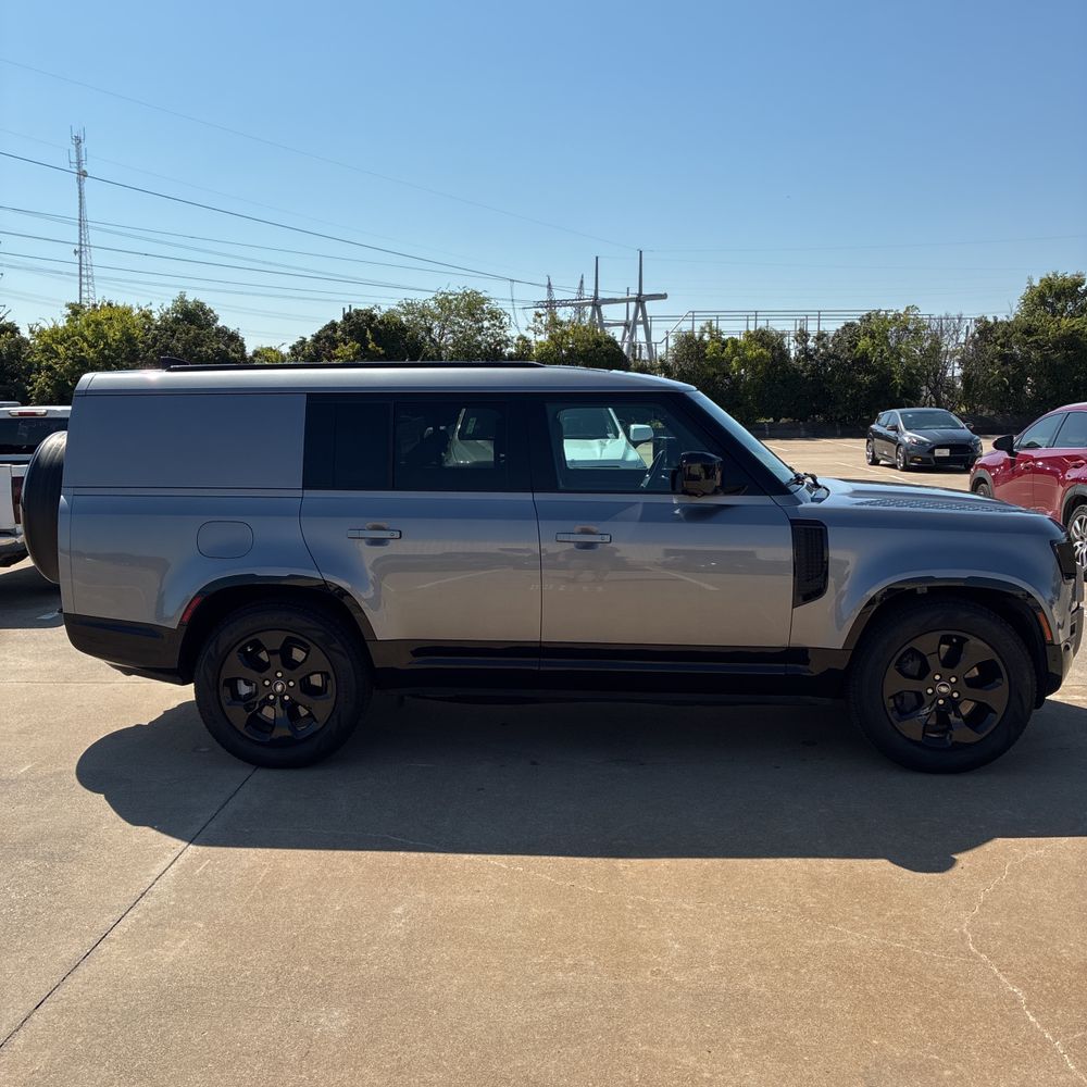 2024 Land Rover Defender 130 P400 Outbound
